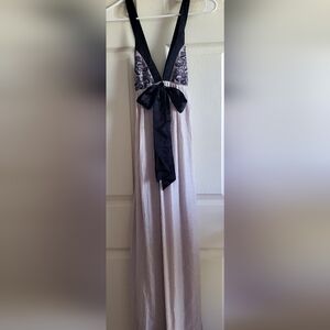 Twenty One Woman S Maxi Dress Sleeveless Strap Bands Back Gray & Black V Neck